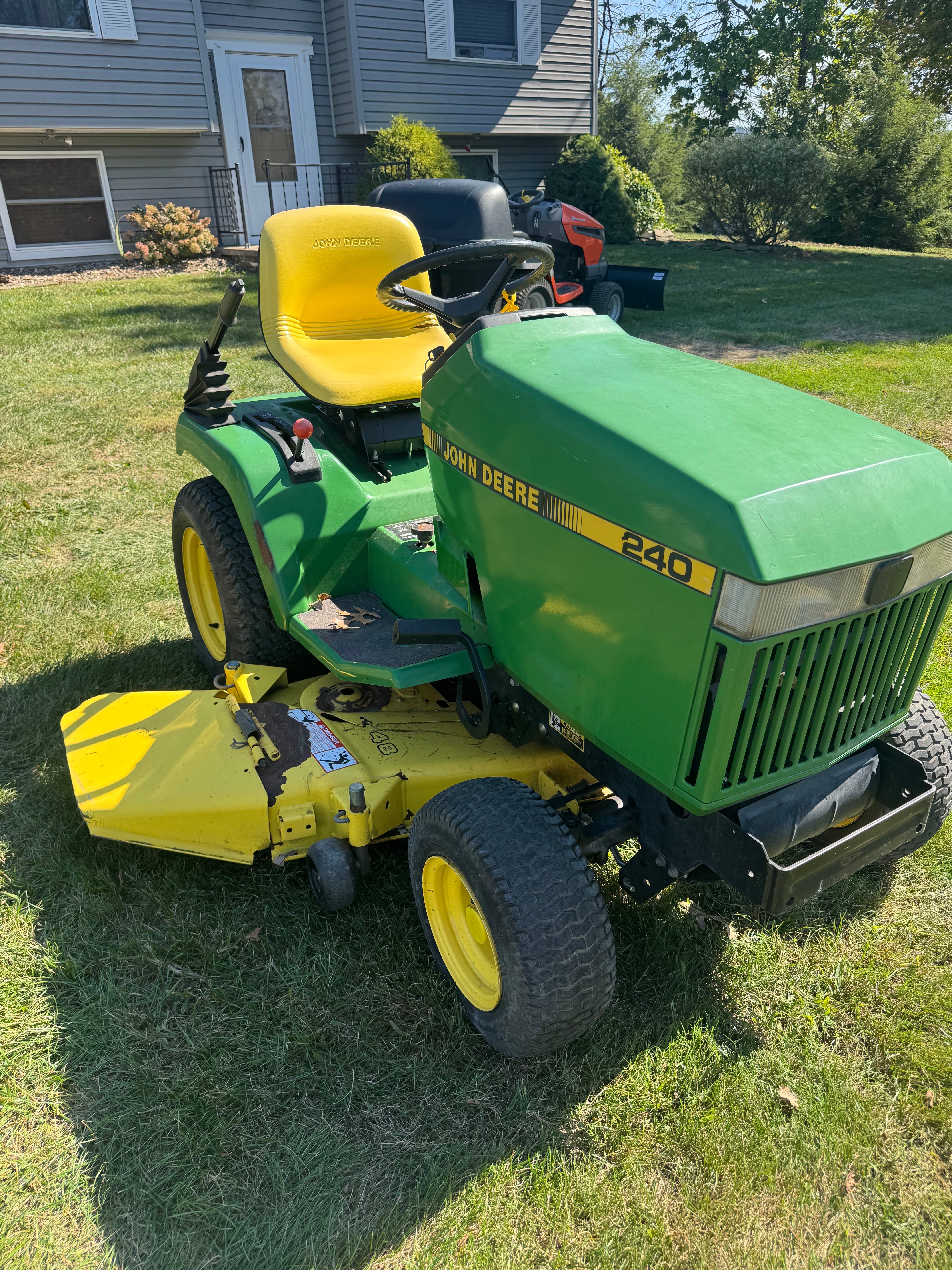 💚 John Deere 240 Riding Mower – $850 💚
